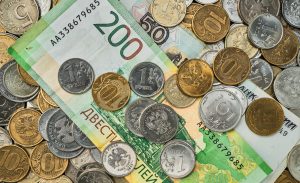 Российские банкноты и монеты номиналом 200 и 10 рублей